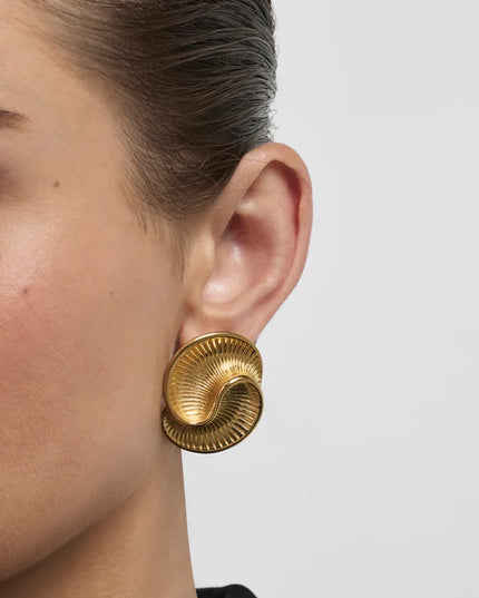 Solar Flow Luxe Earrings – Golden Light in Motion