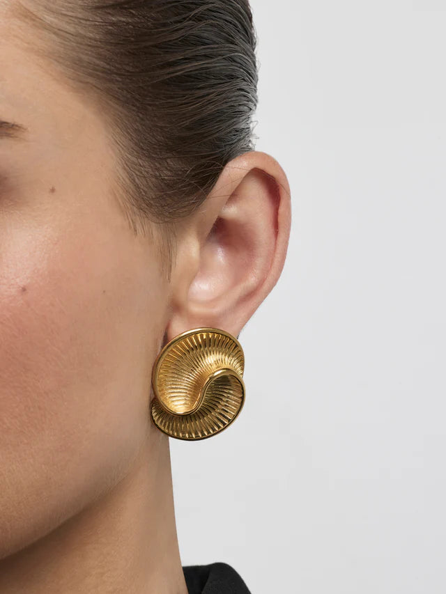 Solar Flow Luxe Earrings – Golden Light in Motion