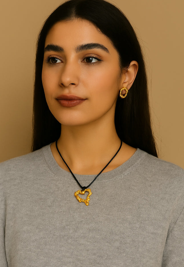 SCULPTED HEART CHARM NECKLACE