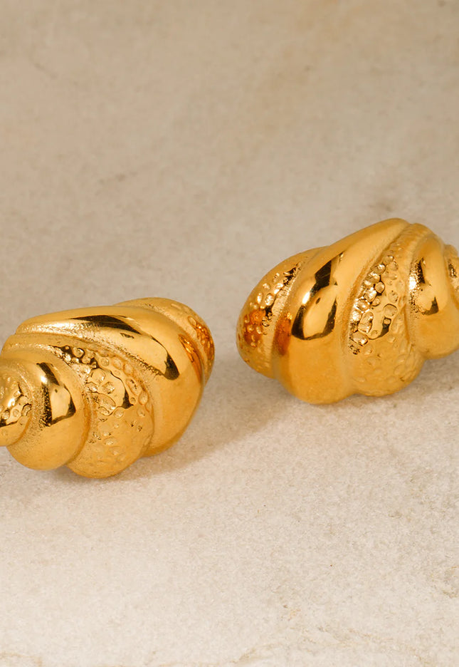 Wave Crest Earrings – Sculpted Fluidity in Gold