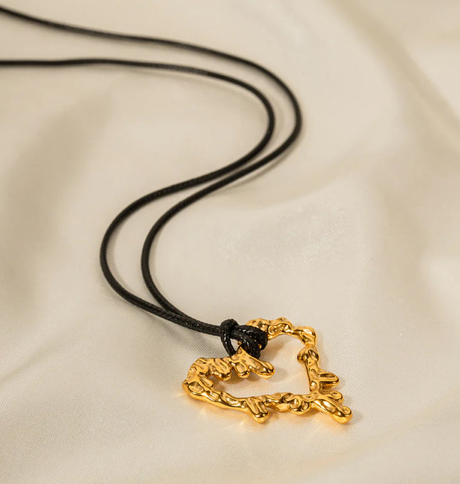 SCULPTED HEART CHARM NECKLACE