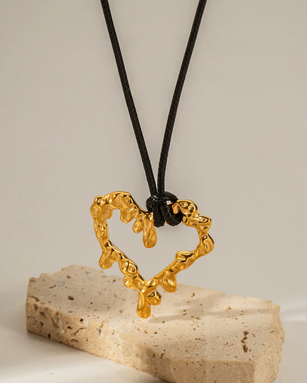 SCULPTED HEART CHARM NECKLACE
