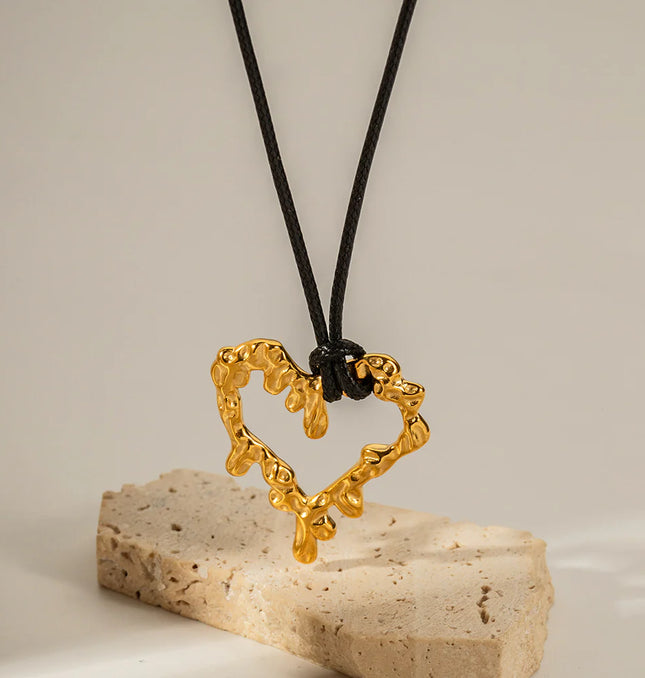 SCULPTED HEART CHARM NECKLACE