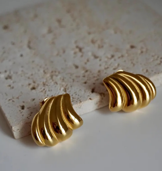 Wave Crest Earrings – Sculpted Fluidity in Gold