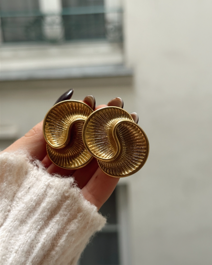 Solar Flow Luxe Earrings – Golden Light in Motion