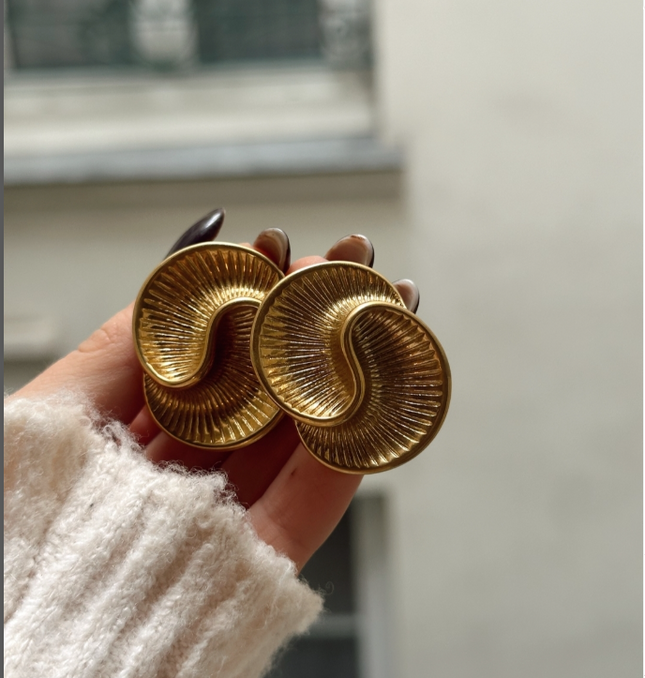 Solar Flow Luxe Earrings – Golden Light in Motion