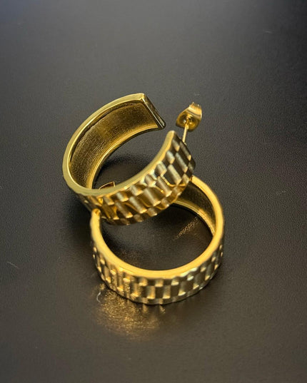 La Reiina – A Beautiful Solid Gold Pair of Earrings With a Bold Finish In Solid Stainless Steel 18K Gold-Plate