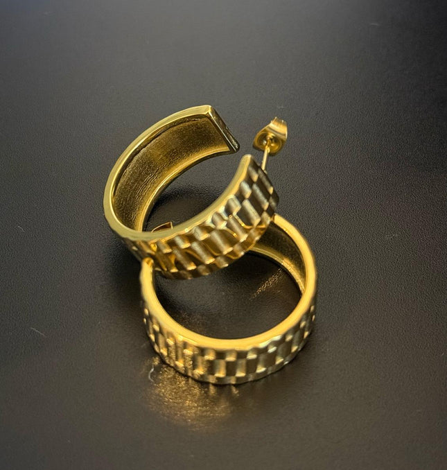 La Reiina – A Beautiful Solid Gold Pair of Earrings With a Bold Finish In Solid Stainless Steel 18K Gold-Plate