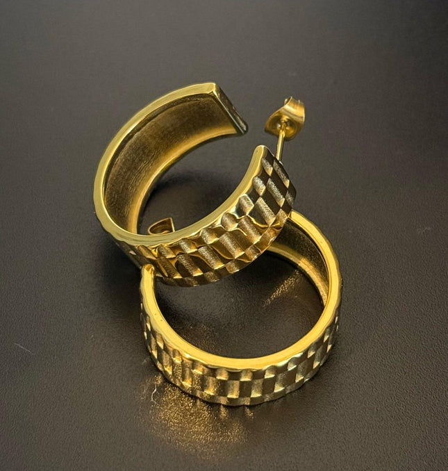 La Reiina – A Beautiful Solid Gold Pair of Earrings With a Bold Finish In Solid Stainless Steel 18K Gold-Plate