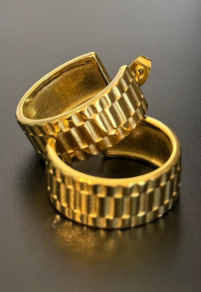 La Reiina – A Beautiful Solid Gold Pair of Earrings With a Bold Finish In Solid Stainless Steel 18K Gold-Plate