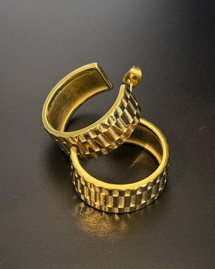 La Reiina – A Beautiful Solid Gold Pair of Earrings With a Bold Finish In Solid Stainless Steel 18K Gold-Plate