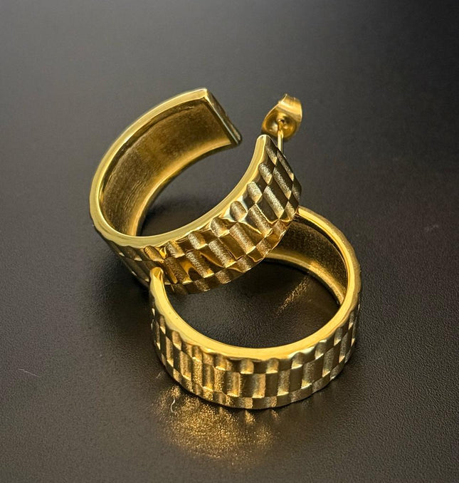 La Reiina – A Beautiful Solid Gold Pair of Earrings With a Bold Finish In Solid Stainless Steel 18K Gold-Plate