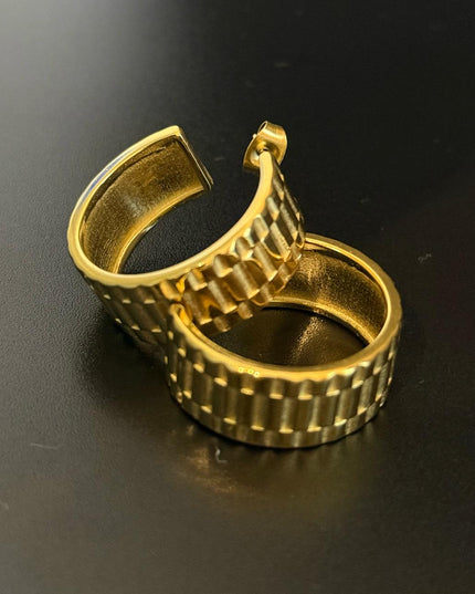 La Reiina – A Beautiful Solid Gold Pair of Earrings With a Bold Finish In Solid Stainless Steel 18K Gold-Plate