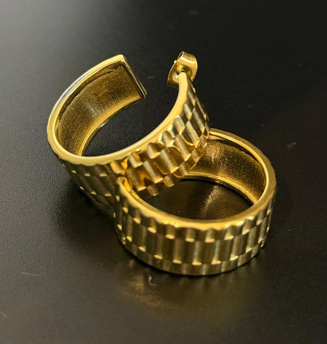 La Reiina – A Beautiful Solid Gold Pair of Earrings With a Bold Finish In Solid Stainless Steel 18K Gold-Plate