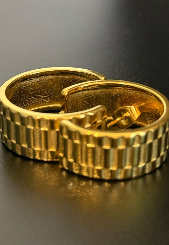 La Reiina – A Beautiful Solid Gold Pair of Earrings With a Bold Finish In Solid Stainless Steel 18K Gold-Plate