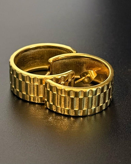 La Reiina – A Beautiful Solid Gold Pair of Earrings With a Bold Finish In Solid Stainless Steel 18K Gold-Plate