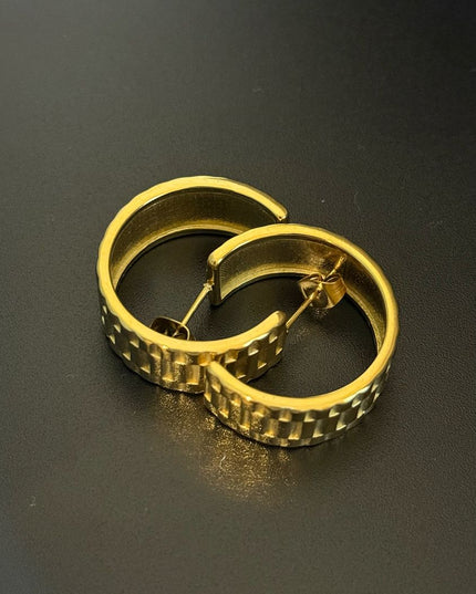 La Reiina – A Beautiful Solid Gold Pair of Earrings With a Bold Finish In Solid Stainless Steel 18K Gold-Plate