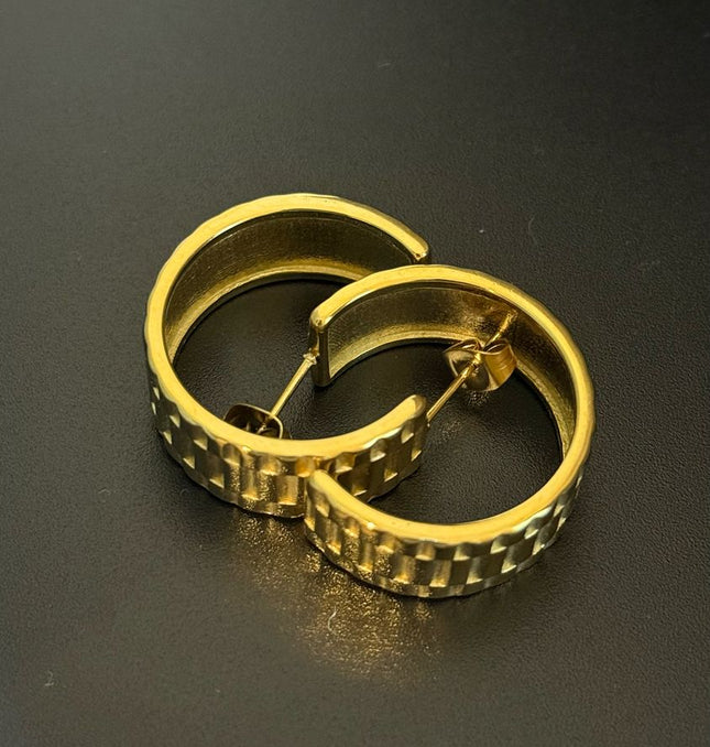 La Reiina – A Beautiful Solid Gold Pair of Earrings With a Bold Finish In Solid Stainless Steel 18K Gold-Plate
