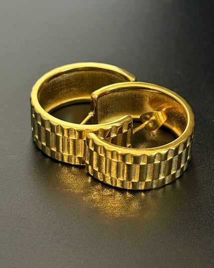 La Reiina – A Beautiful Solid Gold Pair of Earrings With a Bold Finish In Solid Stainless Steel 18K Gold-Plate