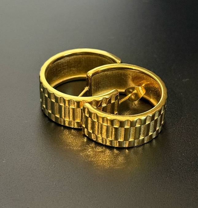 La Reiina – A Beautiful Solid Gold Pair of Earrings With a Bold Finish In Solid Stainless Steel 18K Gold-Plate