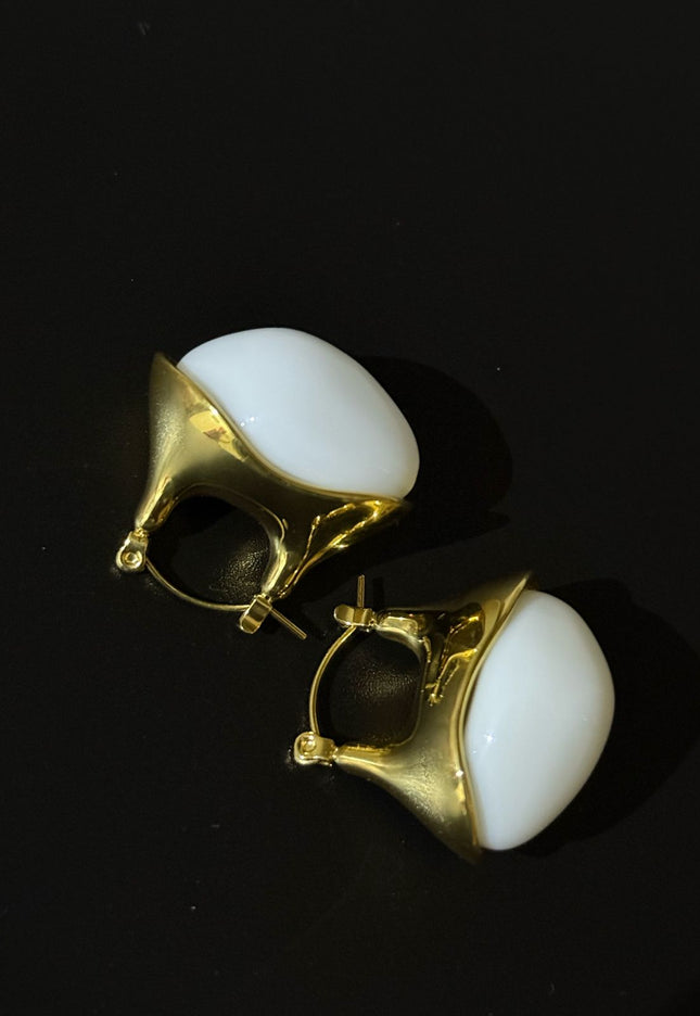 Aurora Pearl Hoops – Sculpted Elegance in Gold & White