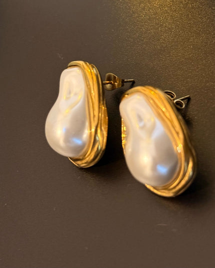 OYSTER LUXE PEARL STUDS