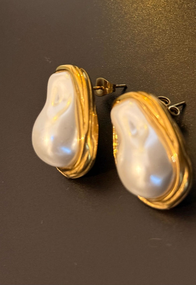 OYSTER LUXE PEARL STUDS
