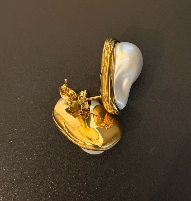 OYSTER LUXE PEARL STUDS