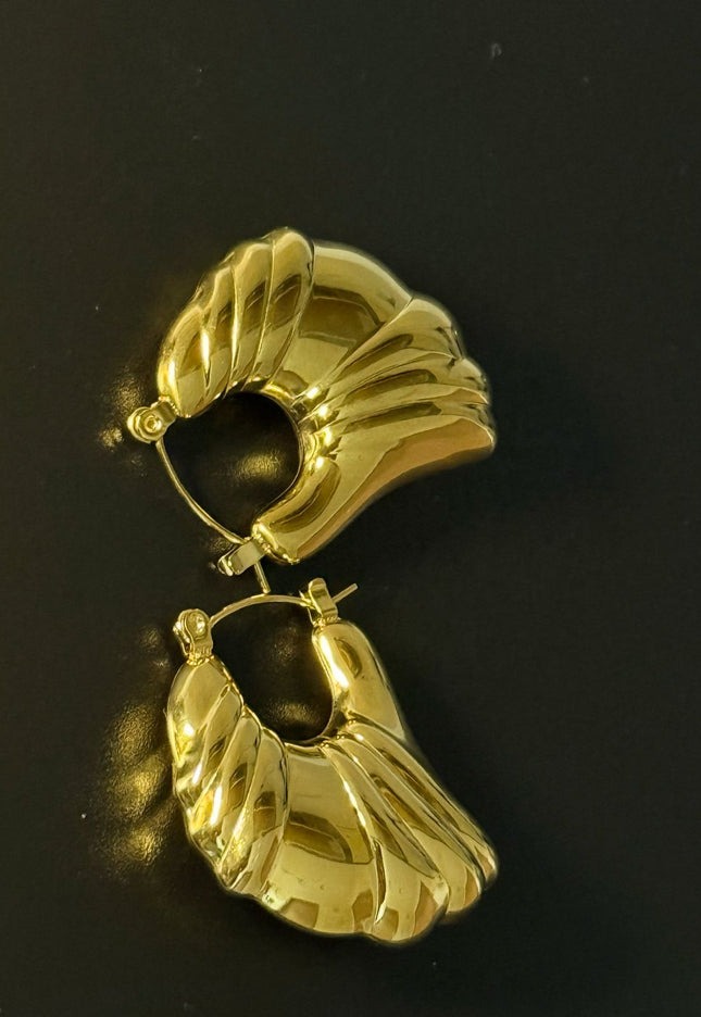 Aurora Hoop Earrings – Sculpted Elegance in Gold