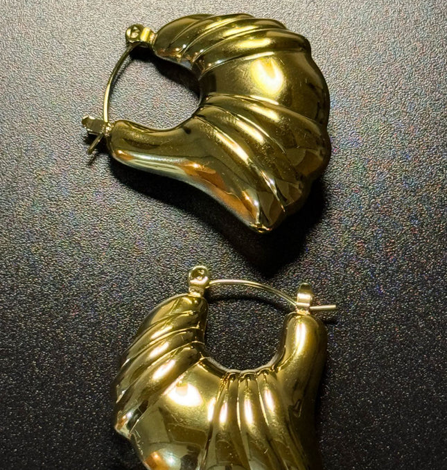 Aurora Hoop Earrings – Sculpted Elegance in Gold