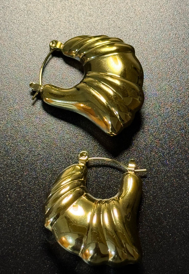 Aurora Hoop Earrings – Sculpted Elegance in Gold