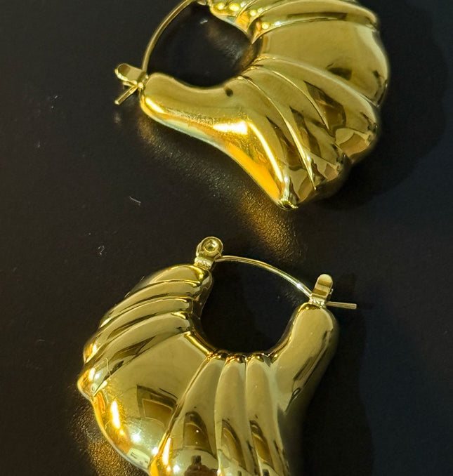 Aurora Hoop Earrings – Sculpted Elegance in Gold