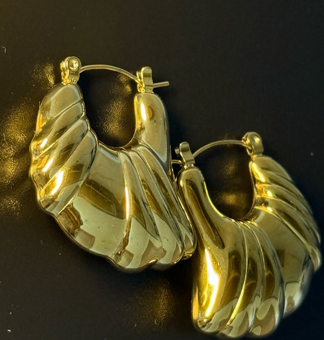 Aurora Hoop Earrings – Sculpted Elegance in Gold