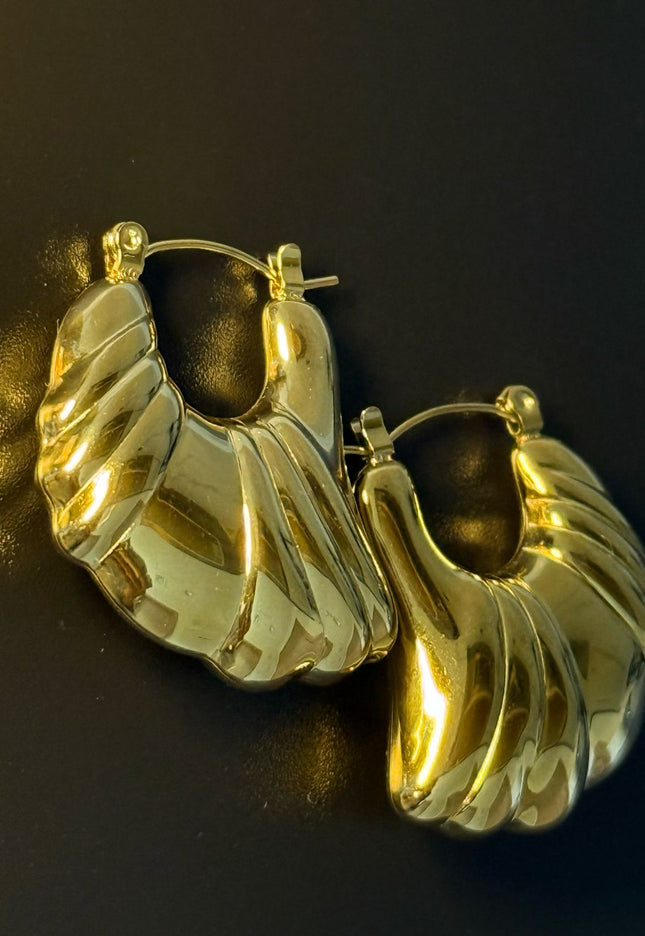 Aurora Hoop Earrings – Sculpted Elegance in Gold