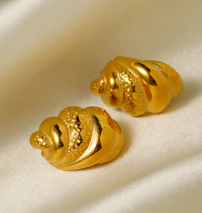 Wave Crest Earrings – Sculpted Fluidity in Gold